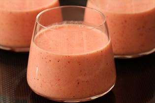 Fruchtsmoothie mit Erdbeere, Banane und Orange Fruchtsmoothie mit Erdbeere, Banane und Orange