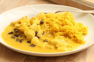 Hähnchen in Curry mit Rosinen und Ananas