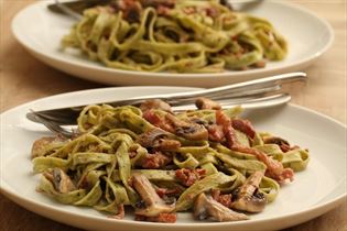 Frische Pasta mit Champignonsauce und Bacon Frische Pasta mit Champignonsauce und Bacon