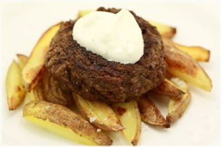 Steak und Pommes mit Knoblauchdip Steak und Pommes mit Knoblauchdip