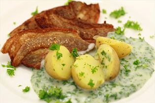 Gebratener Schweinebauch mit Kartoffeln und Petersiliensauce Gebratener Schweinebauch mit Kartoffeln und Petersiliensauce