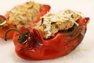 Gefüllte Snack-Paprika mit Salbei und Rosmarin Gefüllte Snack-Paprika mit Salbei und Rosmarin
