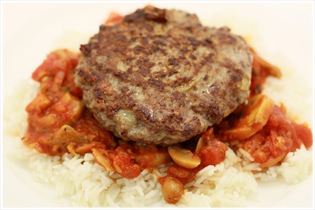 Pizzahacksteaks mit Reis und Tomatensauce Pizzahacksteaks mit Reis und Tomatensauce