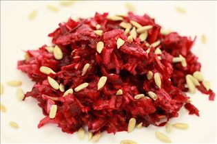 Rote-Bete-Salat mit Äpfeln und Sonnenblumenkernen Rote-Bete-Salat mit Äpfeln und Sonnenblumenkernen