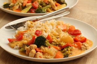 Hähnchen mit Gemüse und Kokosmilch Hähnchen mit Gemüse und Kokosmilch