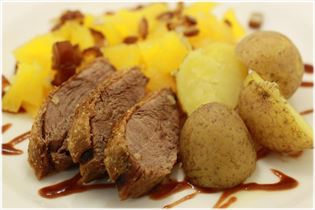 Entenbrust mit Orangensalat und Cranberry-Sauce Entenbrust mit Orangensalat und Cranberry-Sauce