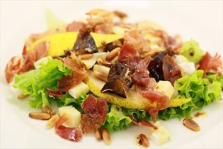 Salat mit Datteln und Blauschimmelkäse Salat mit Datteln und Blauschimmelkäse