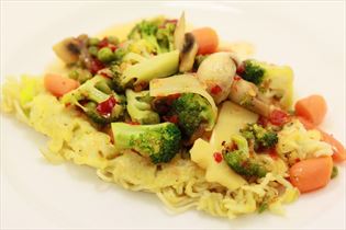 Nudelpfannkuchen mit frischem Gemüse Nudelpfannkuchen mit frischem Gemüse