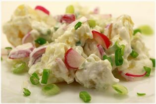 Kartoffelsalat mit Radieschen und Frühlingszwiebeln