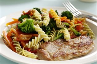 Schinkenschnitzel mit Pastasalat Schinkenschnitzel mit Pastasalat