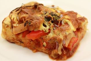 Deep-pan Pizza mit Paprika und Würstchen Deep-pan Pizza mit Paprika und Würstchen