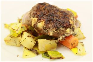 Griechische Hacksteaks mit Wurzelgemüse Griechische Hacksteaks mit Wurzelgemüse