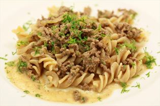 Rindfleischhaschee mit Pasta und Dill