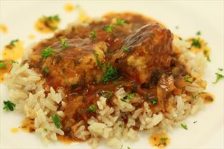 Geflügelbällchen in Tomaten-Spinat-Sauce mit Reis Geflügelbällchen in Tomaten-Spinat-Sauce mit Reis