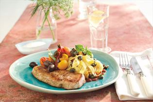 Schinkenschnitzel mit Tomaten und knusprigen Kapern Schinkenschnitzel mit Tomaten und knusprigen Kapern