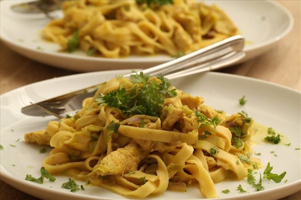 Hähnchen in Curry mit Pasta