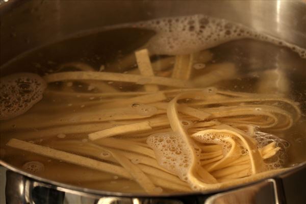 Hähnchen in Curry mit Pasta