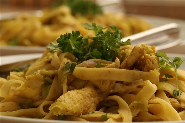 Hähnchen in Curry mit Pasta