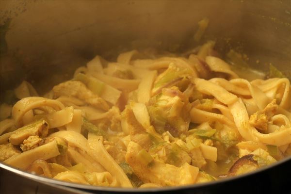 Hähnchen in Curry mit Pasta