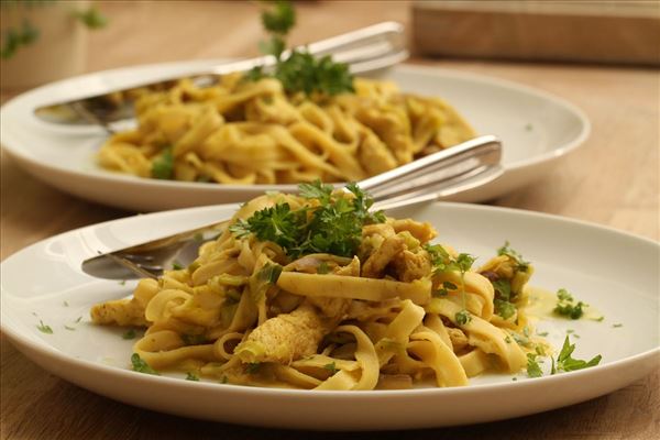 Hähnchen in Curry mit Pasta