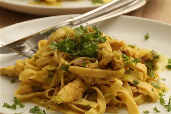 Hähnchen in Curry mit Pasta