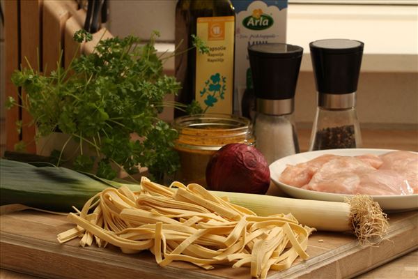 Hähnchen in Curry mit Pasta