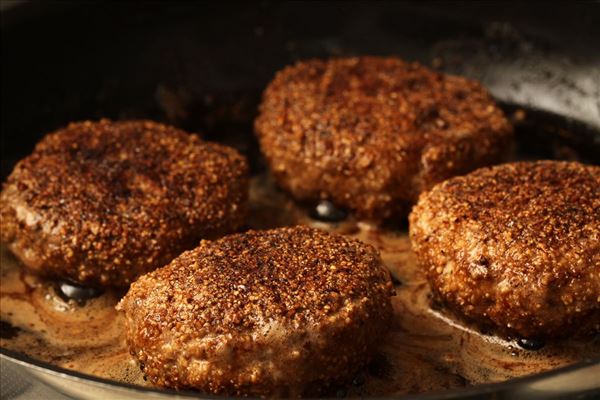 Hacksteaks mit Erbsen und Möhren