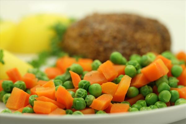 Hacksteaks mit Erbsen und Möhren