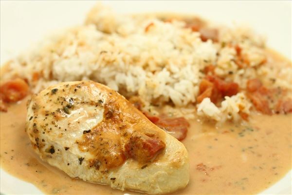 Putenfilet in Tomaten-Käse-Sauce