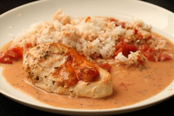 Putenfilet in Tomaten-Käse-Sauce