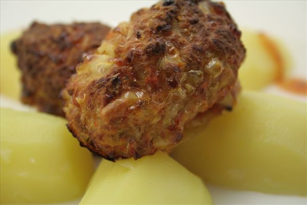 Frikadellen mit Kartoffeln und Tomatensauce