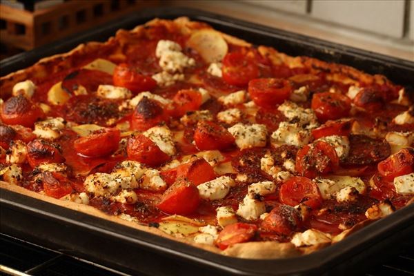 Pizza mit Wurst, Kartoffeln und Feta