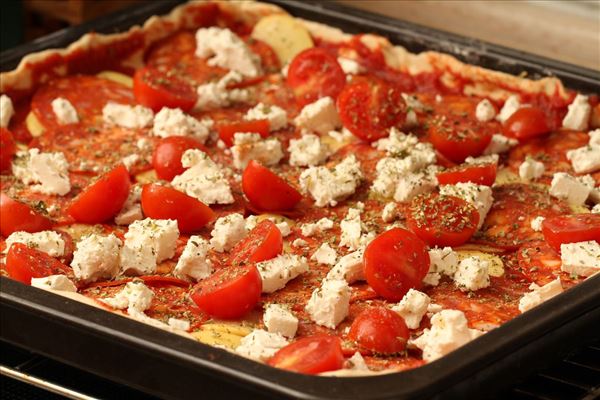 Pizza mit Wurst, Kartoffeln und Feta