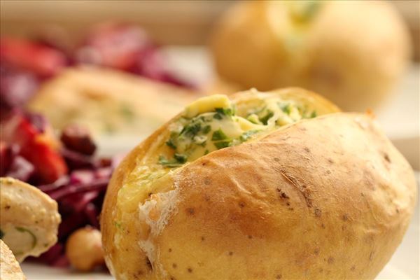 Backkartoffel mit Hähnchen und Rotkrautsalat