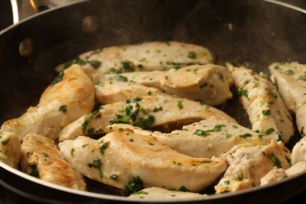 Backkartoffel mit Hähnchen und Rotkrautsalat