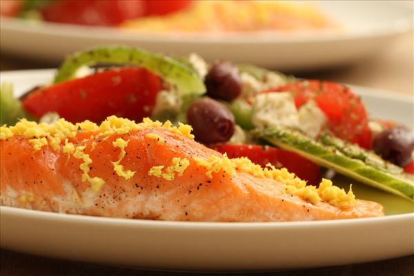 Lachs mit griechischem Salat