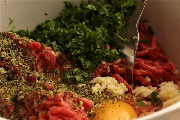 Griechische Fleischbällchen mit Tsatsiki und Tomatensalat