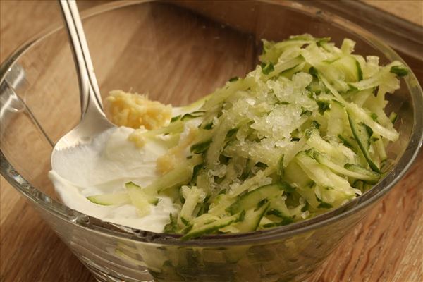 Griechische Fleischbällchen mit Tsatsiki und Tomatensalat