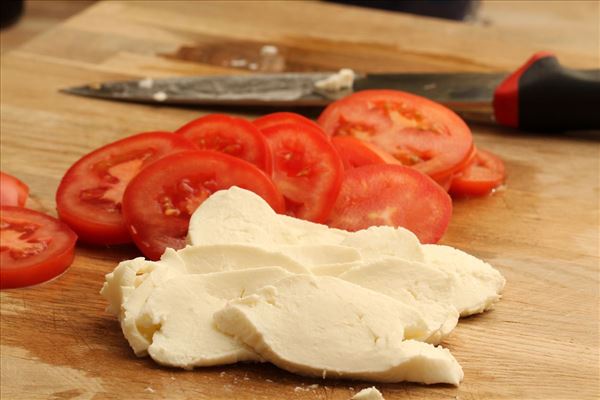 Griechische Fleischbällchen mit Tsatsiki und Tomatensalat