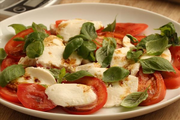 Griechische Fleischbällchen mit Tsatsiki und Tomatensalat