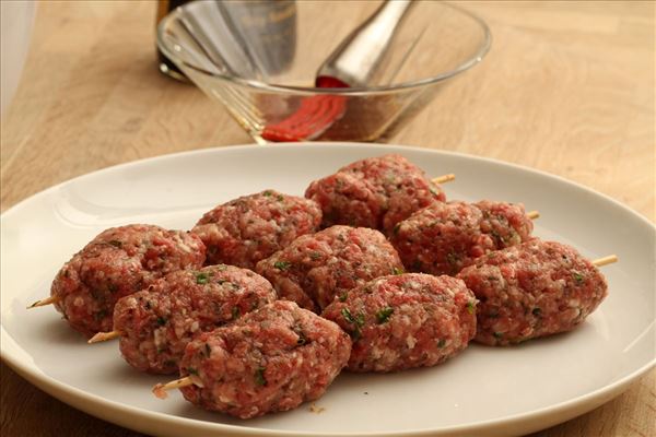 Griechische Fleischbällchen mit Tsatsiki und Tomatensalat