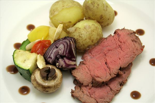 Rinderfilet mit Gemüsespieß und Rotweinsauce