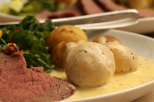 Roastbeef mit Kartoffeln und Sauce Bearnaise