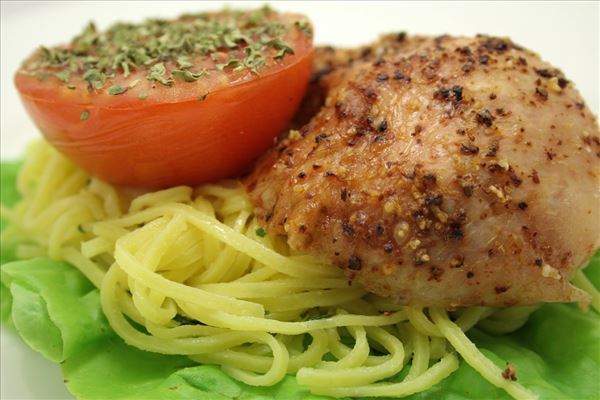 Grillhähnchen mit Pasta und Salat