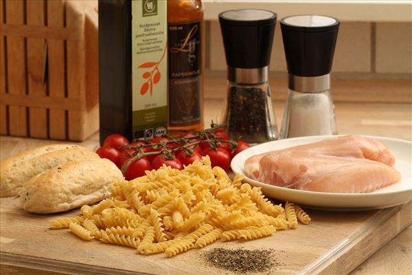 Gebratene Pasta mit Hähnchen und Tomate