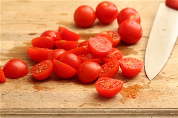 Gebratene Pasta mit Hähnchen und Tomate