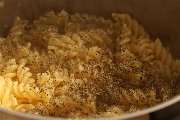 Gebratene Pasta mit Hähnchen und Tomate