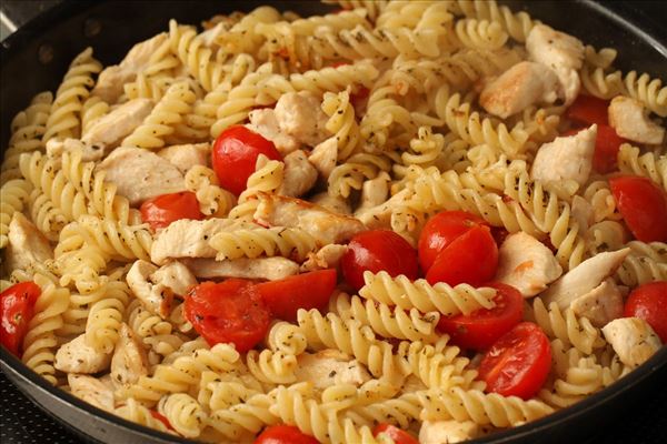 Gebratene Pasta mit Hähnchen und Tomate