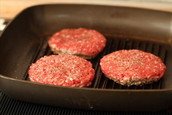 Hacksteak mit Ofenwurzelgemüse