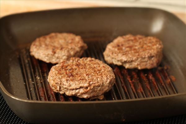 Hacksteak mit Ofenwurzelgemüse